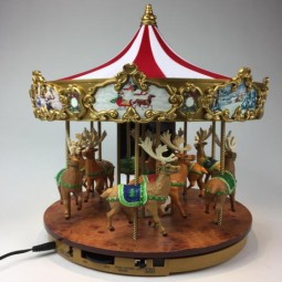 Very Merry Carousel es decorado con Renos y Santa Claus trineo