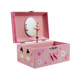 Boîte à bijoux rose ballerine parmi des fleurs