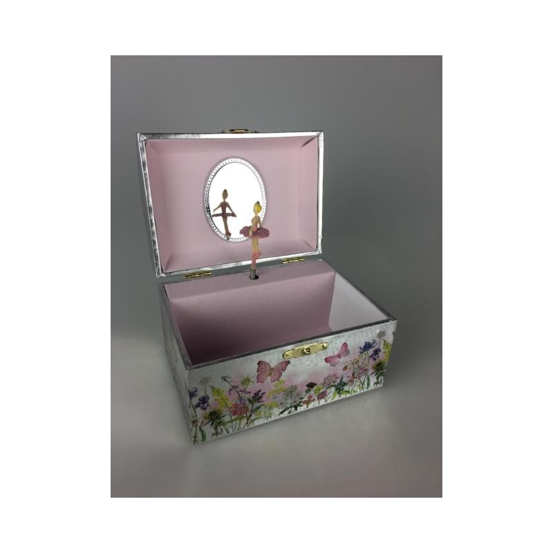 Boîte à bijoux claire en forme de malle, elfe au milieu de papillons